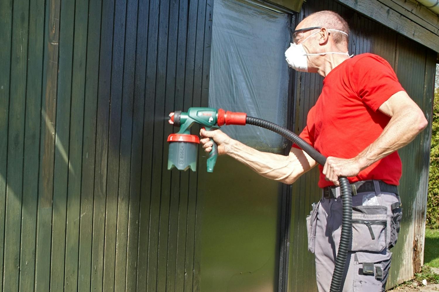 Det er nok at dække selve glasset i vinduet af, når du maler et skur som dette. Det er nok at dække selve glasset i vinduet af, når du maler et skur som dette.
